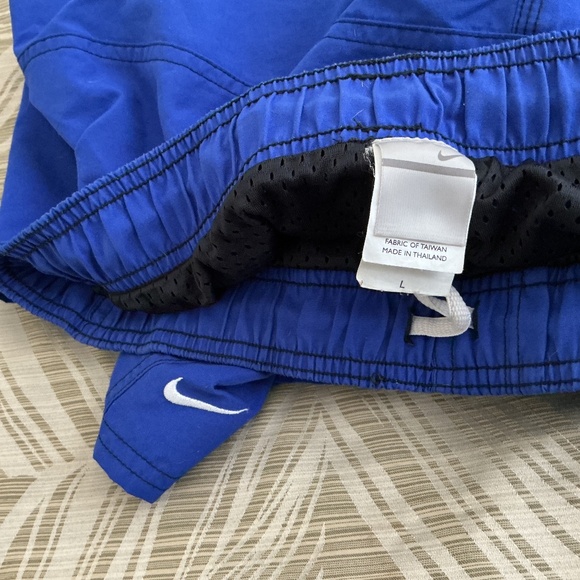 Nike Men’s Swim Trunks Sized Large - Picture 2 of 3